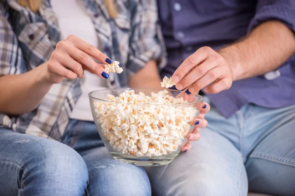 Een paar thuis. — Stockfoto