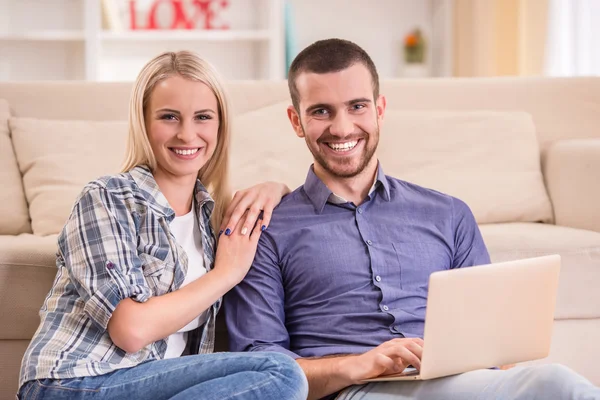 Casal em casa — Fotografia de Stock