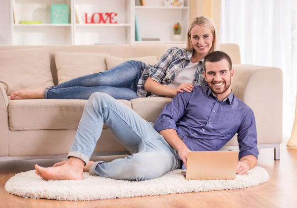 Pareja en casa —  Fotos de Stock