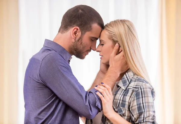 Pareja en casa — Foto de Stock