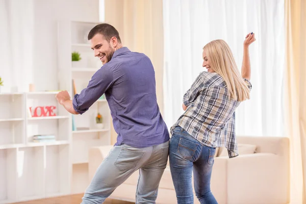 Pareja en casa — Foto de Stock