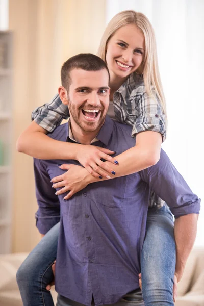 Een paar thuis. — Stockfoto