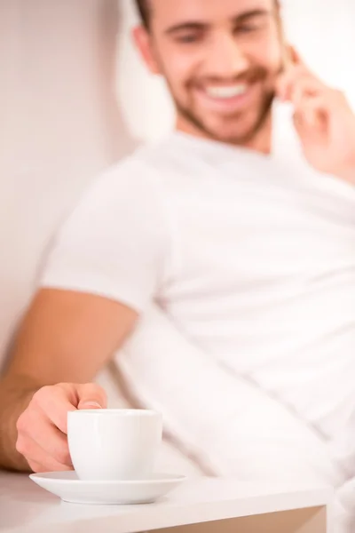 Mannen in bed — Stockfoto