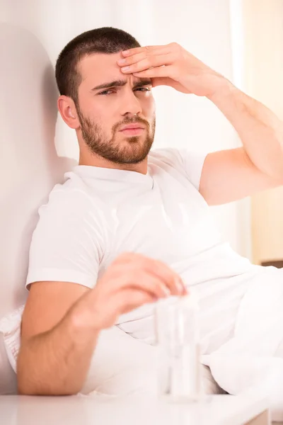 Hombres en la cama —  Fotos de Stock