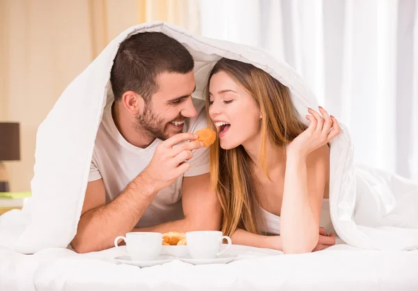 Pareja en la cama — Foto de Stock