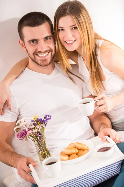 Paar im Bett — Stockfoto