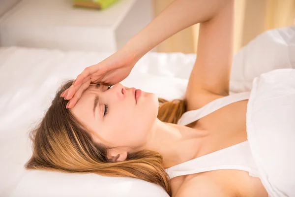 Frau im Bett — Stockfoto