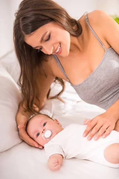 Madre y bebé — Foto de Stock