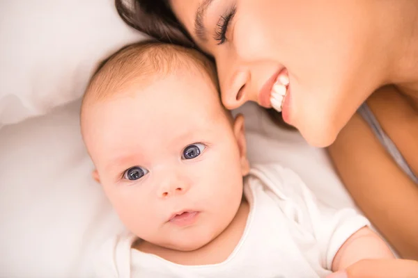 Mãe e bebê — Fotografia de Stock