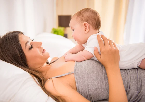 Madre y bebé —  Fotos de Stock