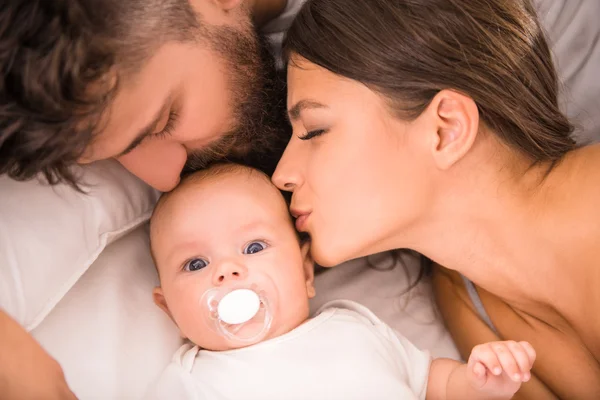 Ebeveynler ve bebek — Stok fotoğraf