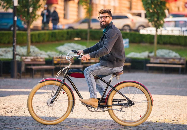 Homme avec vélo — Photo