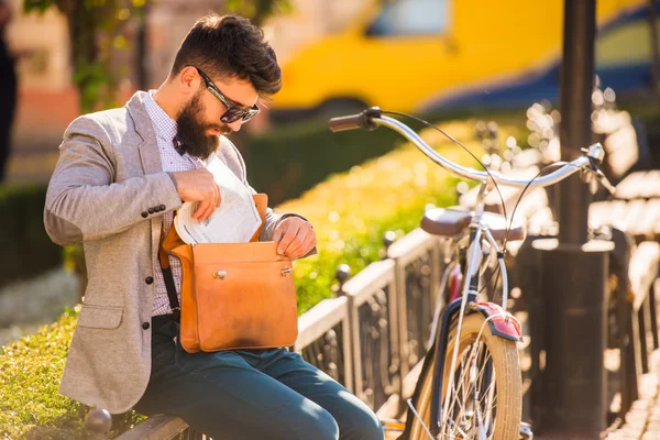 Mann mit Fahrrad — Stockfoto