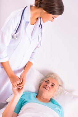 Yaşlı kadın kıdemli