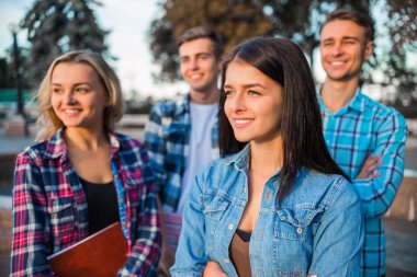 Yürümeyi öğrenciler