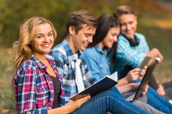 Étudiants à pied — Photo