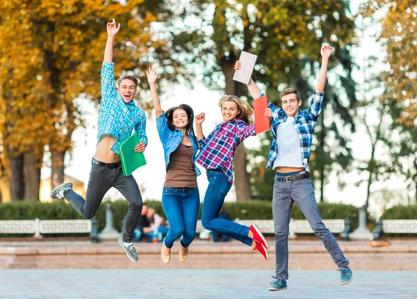 Estudantes a pé — Fotografia de Stock