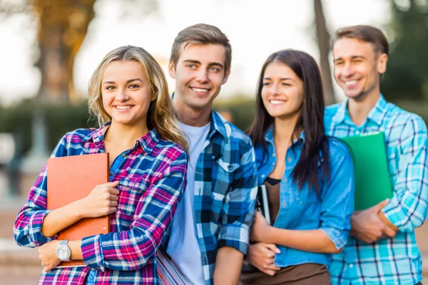 Schüler zu Fuß — Stockfoto