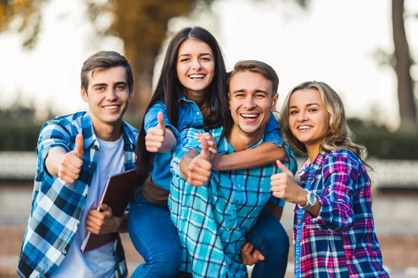 Studenter som skal gå – stockfoto