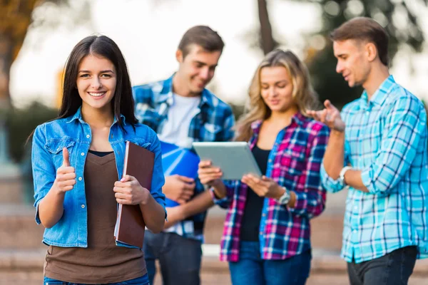 Étudiants à pied — Photo