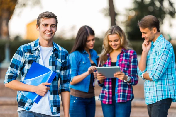 Étudiants à pied — Photo