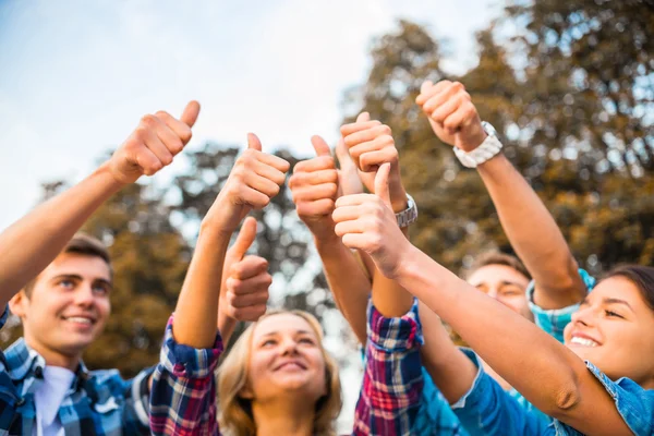 Studenti a piedi — Foto Stock