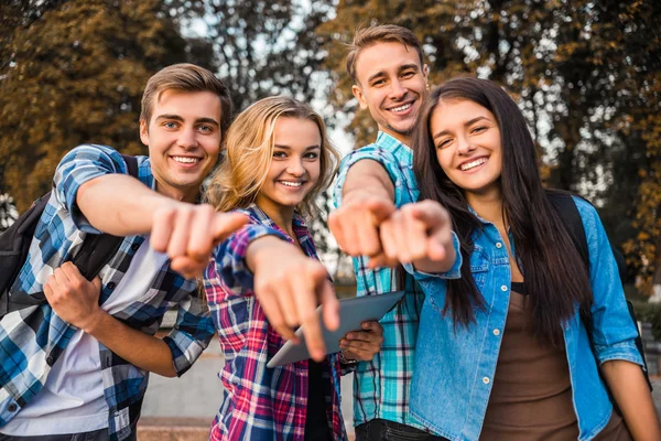 Studenti a piedi — Foto Stock