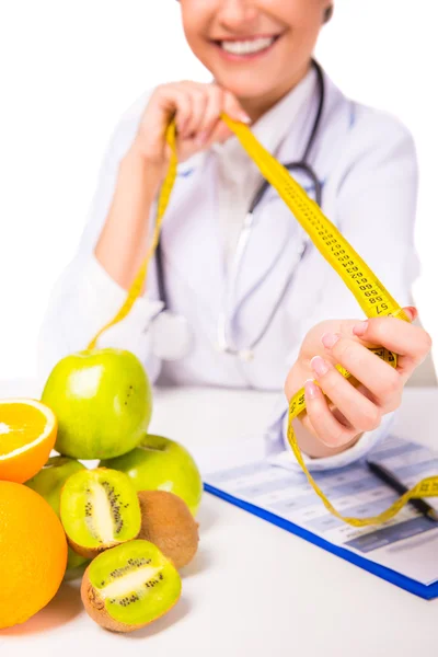 Retrato Una Joven Hermosa Doctora Abrigo Blanco Con Fruta Sobre — Foto de Stock