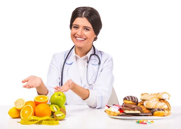 Porträt Einer Jungen Schönen Ärztin Weißem Mantel Mit Früchten Auf — Stockfoto