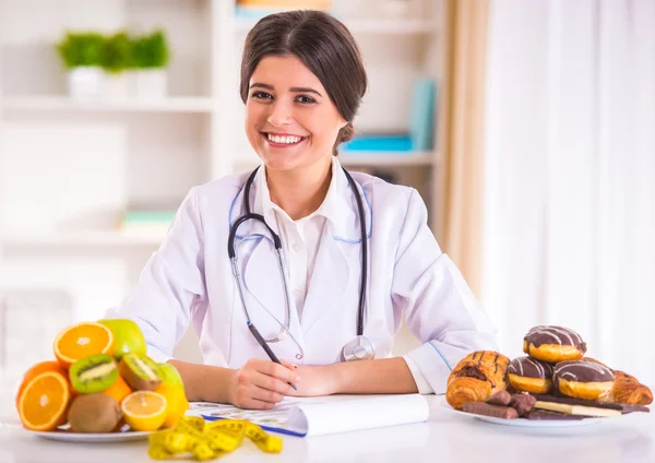 Porträt Einer Jungen Schönen Ärztin Weißem Mantel Mit Früchten Auf — Stockfoto