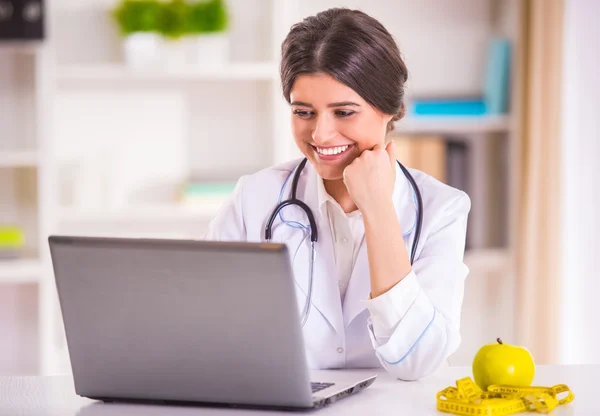 Retrato Uma Jovem Mulher Bonita Médico Casaco Branco Com Frutas — Fotografia de Stock