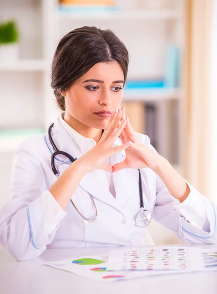 Ritratto Una Giovane Bella Donna Medico Cappotto Bianco Nel Suo — Foto Stock