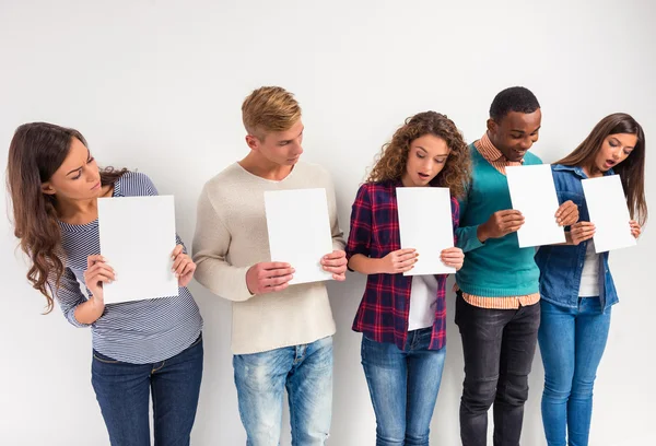 Grupo de personas estudiantes — Foto de Stock