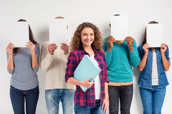 Grupo de personas estudiantes — Foto de Stock