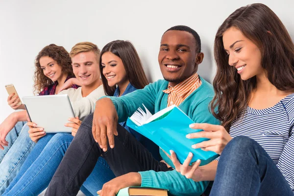 Gruppo di persone studenti — Foto Stock