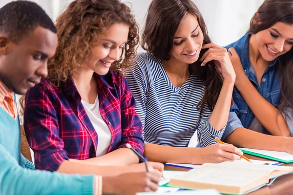 Grupo de personas estudiantes — Foto de Stock