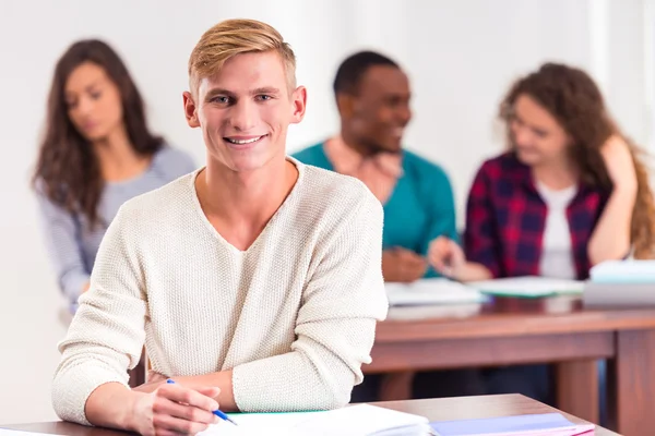 Grupo de pessoas estudantes — Fotografia de Stock