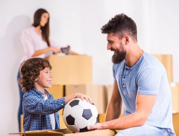 Família se mudar para casa — Fotografia de Stock