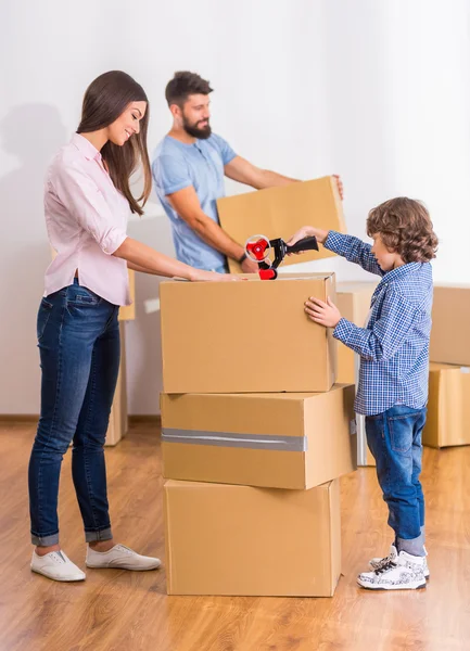 Família se mudar para casa — Fotografia de Stock