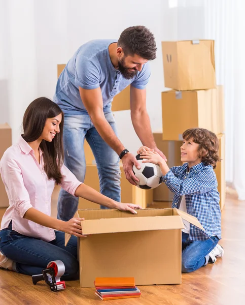 Keluarga pindah ke rumah — Stok Foto