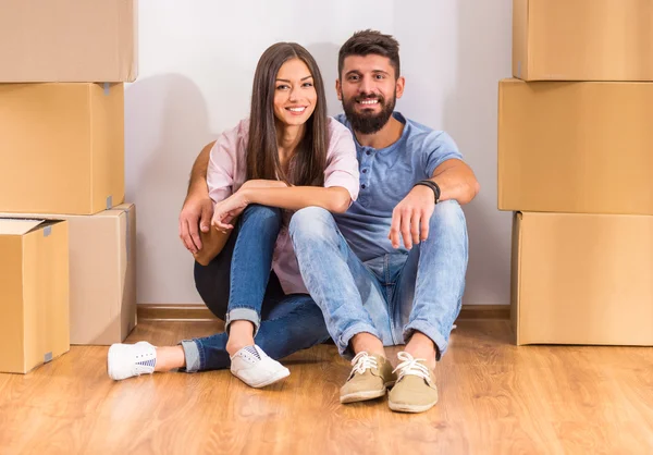 Jovem Casal Feliz Sentado Chão Perto Monte Caixas Movendo Para — Fotografia de Stock