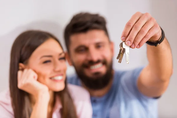 Young Happy Couple Holding Keys New Home Moving New Home — Stock Photo, Image