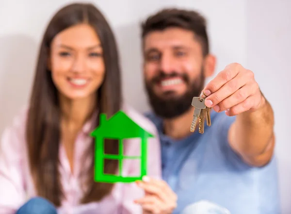 Jovem Casal Feliz Segurando Chaves Para Nova Casa Movendo Para — Fotografia de Stock