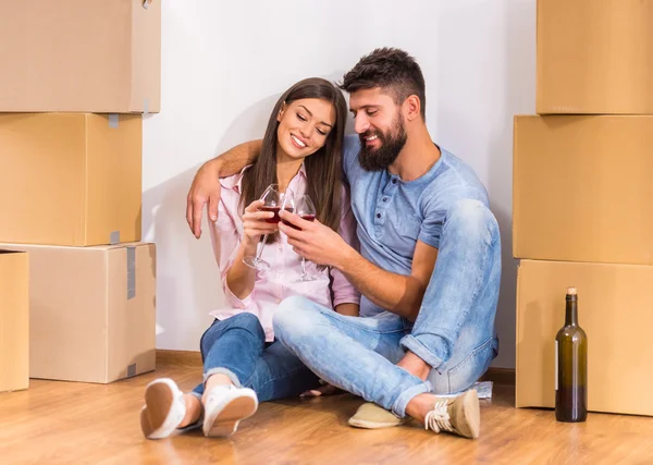 Young Happy Couple Drinking Wine Celebrating Moving New Home Moving — Stock Photo, Image