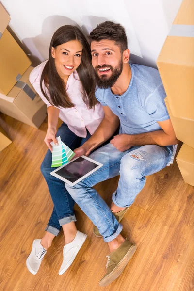 Unga Lyckliga Paret Förbereder Sig För Reparation Nya Hemmet Flytta — Stockfoto