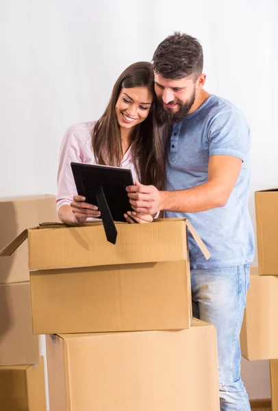 Young Happy Couple Moving New Home Opening Boxes — Stock Photo, Image
