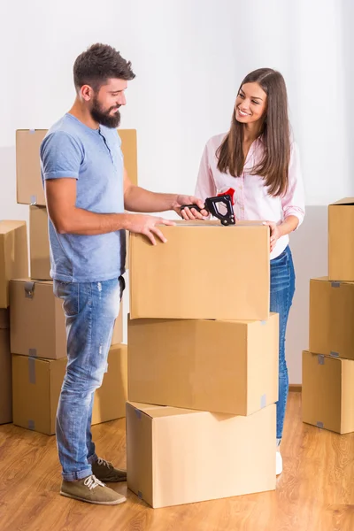 Jovem Casal Feliz Mudando Para Uma Nova Casa Abrindo Caixas — Fotografia de Stock