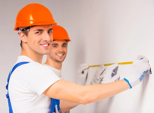 Male repairs indoors — Stock Photo, Image