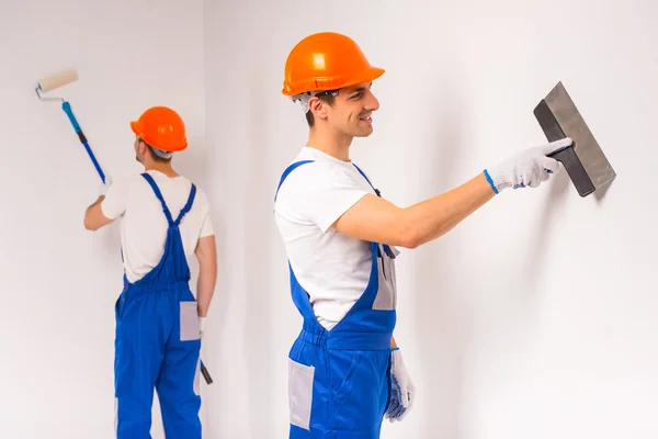 Reparaciones masculinas en interiores — Foto de Stock