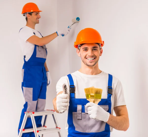 Männliche Reparaturen im Haus — Stockfoto